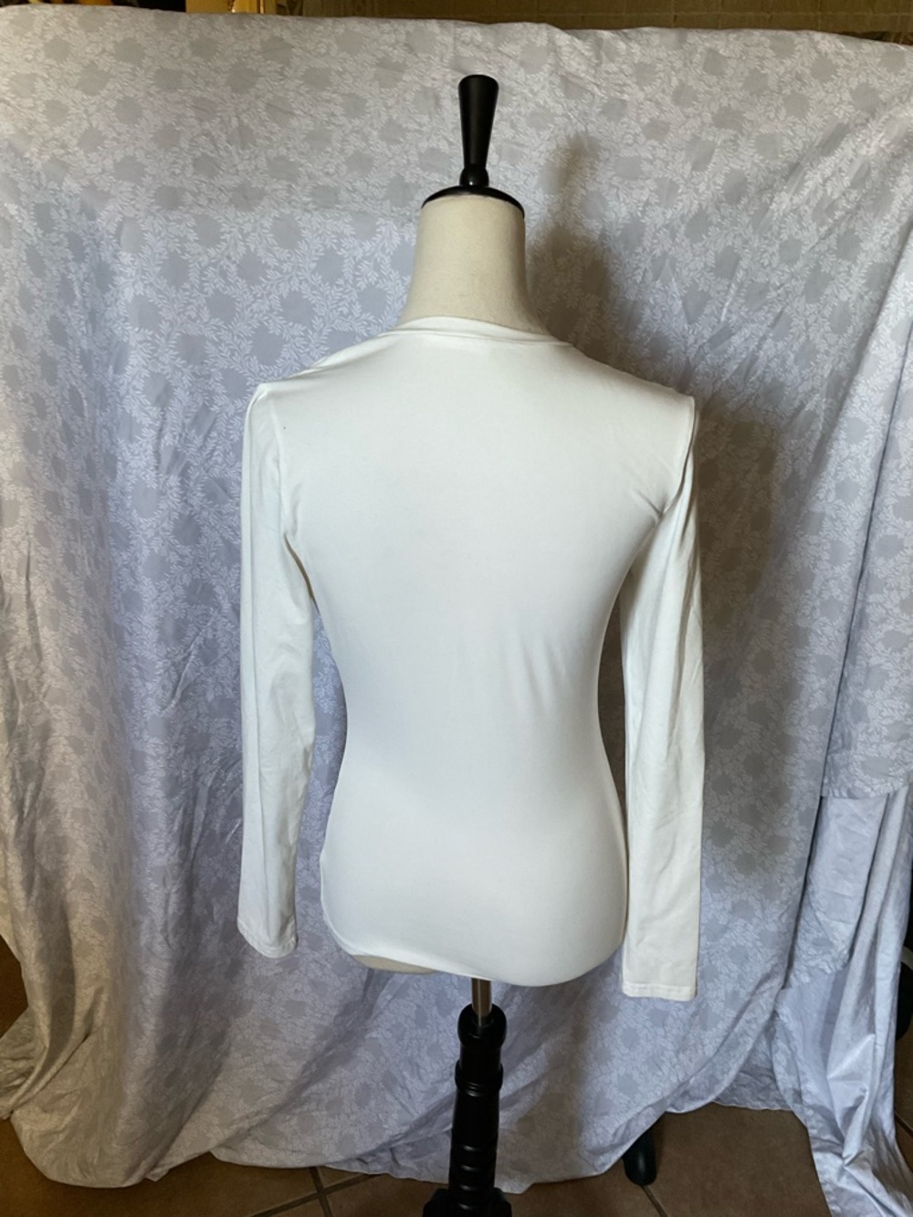 Women's Slim-Fit Long-Sleeve Crewneck Top in White - Picture 3 of 5